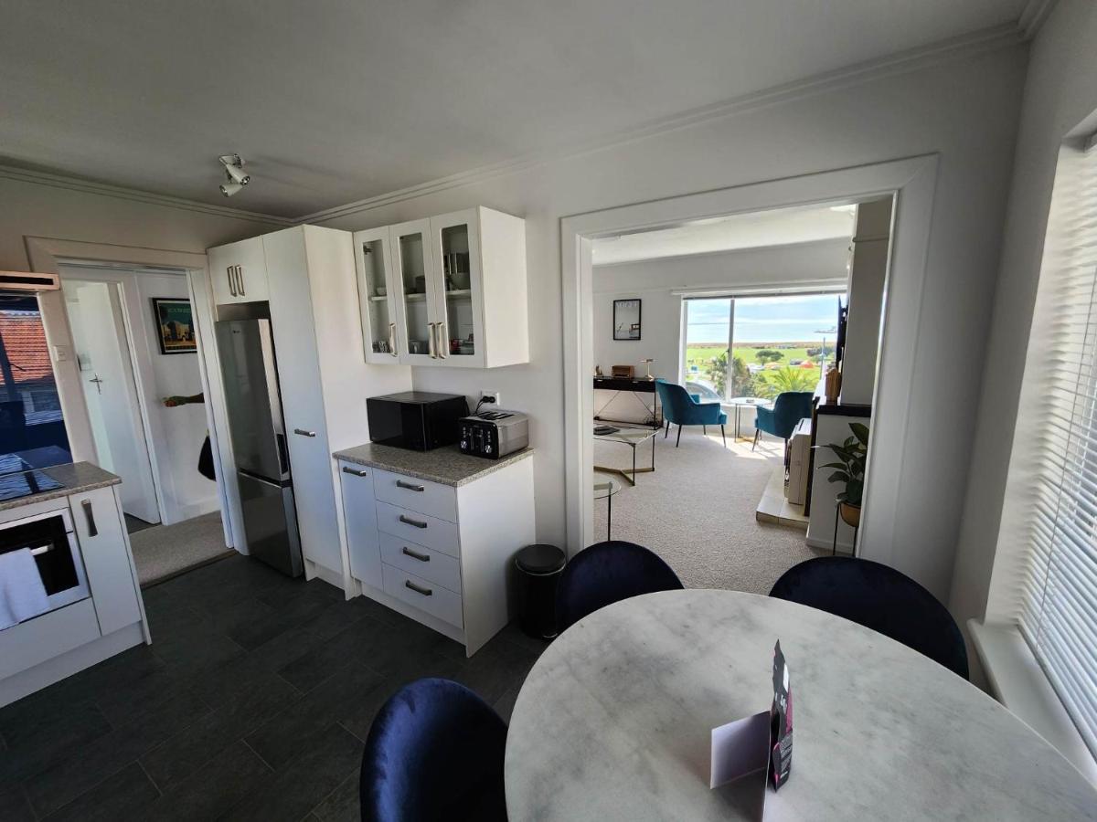 Art Deco Beauty On The Bay Hill Apartment Timaru Exterior photo
